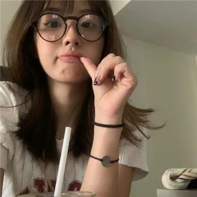 出墙红杏两家春
